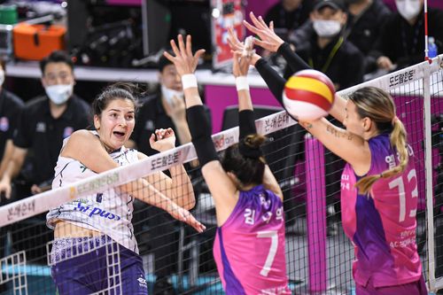 도로공사 카타리나 요비치의 강타[한국배구연맹 제공. 재판매 및 DB 금지]