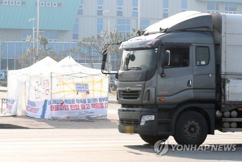 텅 빈 화물연대 파업 텐트(인천=연합뉴스) 윤태현 기자 = 민주노총 공공운수노조 화물연대본부(화물연대)가 파업을 해제한 9일 오후 인천시 연수구 인천 신항 선광신컨테이너터미널 앞 화물연대 파업 텐트가 텅 비어 있다. 2022.12.9 tomatoyoon@yna.co.kr