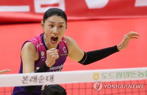 환호하는 김연경(광주=연합뉴스) 조남수 기자 = 7일 광주 서구 페퍼스타디움에서 열린 프로배구 V리그 여자부 페퍼저축은행과 흥국생명의 경기에서 흥국생명 김연경이 환호하고 있다. 2022.12.7 iso64@yna.co.kr