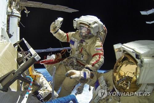 우주유영 임무 수행하는 러시아 우주비행사들[타스 연합뉴스 자료사진. 재판매 및 DB 금지]