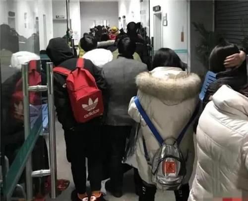 발열 환자들로 문전성시 이룬 우한의 병원[왕이신문 캡처. 재판매 및 DB 금지]