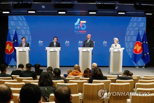 EU, 2027년까지 아세안에 13조8천억원 투자 약속…러·중 견제(브뤼셀 EPA=연합뉴스) 왼쪽부터 페르디난드 마르코스 필리핀 대통령, 훈센 캄보디아 총리, 샤를 미셸 EU 정상회의 상임의장, 우르줄라 폰데어라이엔 EU 집행위원장이 14일(현지시간) 벨기에 브뤼셀 EU 본부에서 열린 EU-아세안 정상회담이 끝난 뒤 공동 기자회견을 하고 있다. 2022.12.14 photo@yna.co.kr