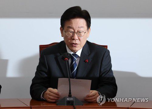 민주, 국회의장 예산 중재안 전격 수용(서울=연합뉴스) 백승렬 기자 = 더불어민주당 이재명 대표가 15일 오후 국회 대표실에서 김진표 국회의장이 여야에 제안한 내년도 예산안 중재안을 전격적으로 수용하기로 했다는 내용을 발표하고 있다. 2022.12.15 srbaek@yna.co.kr