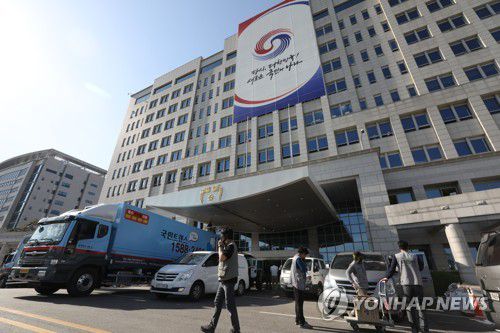 대통령실 이전 막바지 준비 '분주'(서울=연합뉴스) 지난 5월 9일 새 대통령 집무실로 사용될 서울 용산구 옛 국방부 청사가 막바지 준비로 한창인 모습. [연합뉴스 자료사진]