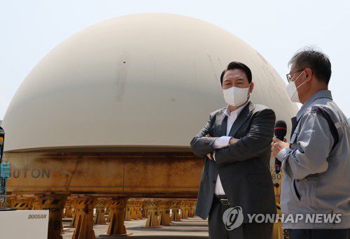 신한울 3·4호기 주단소재 보관장 찾은 윤 대통령(창원=연합뉴스) 윤석열 대통령이 지난 6월 22일 경남 창원시 두산에너빌리티를 방문해 신한울 3·4호기 원자로와 증기발생기용 주단소재 보관장에서 한국형원전 APR1400에 대한 설명을 듣고 있는 모습. [연합뉴스 자료사진]