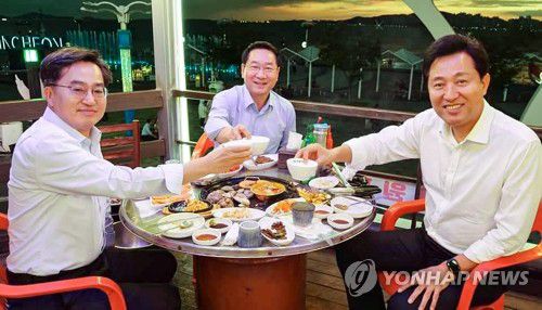 대체매립지 논의, 수도권 광역 지자체장 회동(인천=연합뉴스) 오세훈 서울시장·김동연 경기지사·유정복 인천시장 등 수도권 3개 광역단체장이 2일 '수도권 매립지 4자 협의체'를 정상 가동하기로 했다.     이들 수도권 광역단체장 3명은 이날 오후 인천시 중구 월미도의 한 횟집에서 만나 이같이 합의했다고 인천시가 전했다. 2022.9.2 [인천광역시 제공. 재판매 및 DB 금지] photo@yna.co.kr