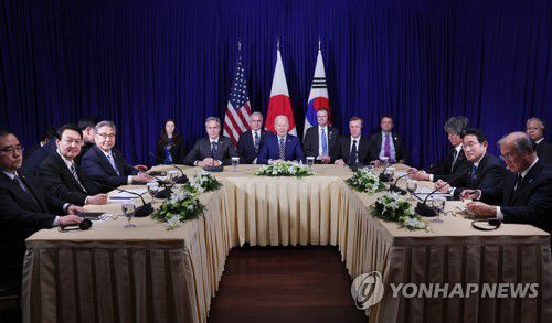 기념촬영하는 한미일 정상(프놈펜=연합뉴스) 윤석열 대통령이 지난달 13일(현지시간) 캄보디아 프놈펜 한 호텔에서 열린 한미일 정상회담에서 조 바이든 미국 대통령, 기시다 후미오 일본 총리와 기념촬영을 하고 있는 모습. [연합뉴스 자료사진]