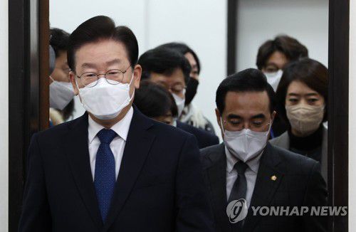 최고위 참석하는 민주당 지도부(서울=연합뉴스) 백승렬 기자 = 더불어민주당 이재명 대표와 박홍근 원내대표 등 지도부가 16일 국회에서 열린 최고위원회의에 참석하고 있다. 2022.12.16 srbaek@yna.co.kr