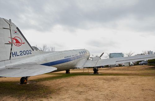인하대 캠퍼스에 전시된 비행기 '우남호'[촬영 최은지]