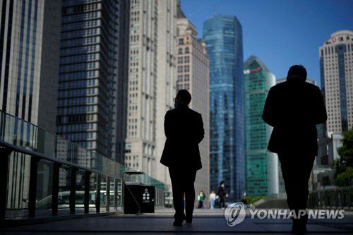 17일 상하이 금융 지구를 걷는 시민들(로이터=연합뉴스)