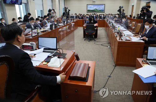 국회 환노위 전체회의(서울=연합뉴스) 이정훈 기자 = 17일 오전 국회에서 열린 환경노동위원회 전체회의에서 고용노동부와 환경부 등에 대한 내년도 예산안이 통과되고 있다. 2022.11.17 uwg806@yna.co.kr