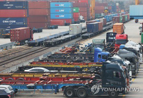 멈춰 선 화물차(의왕=연합뉴스) 홍기원 기자 = 안전운임제 일몰제 폐지와 적용 차종·품목 확대 등을 요구하며 화물연대가 파업에 돌입한 24일 오전 경기도 의왕시 내륙컨테이너기지(ICD)에 화물차들이 멈춰 서있다. 2022.11.24 xanadu@yna.co.kr