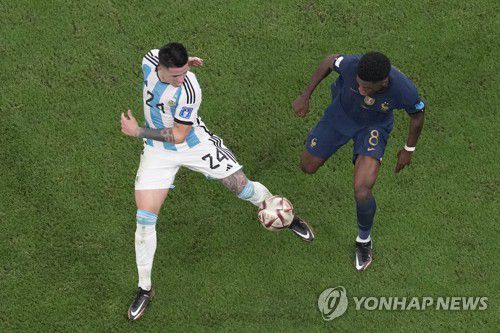 공을 가로채는 엔소 페르난데스[AP=연합뉴스]