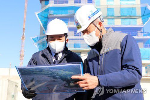 세종시 아파트 건설현장 찾은 원희룡 국토부 장관(세종=연합뉴스) 이은파 기자 = 원희룡 국토교통부 장관(왼쪽)이 20일 세종시 산울동 아파트 건설공사 현장을 방문, 공사 관계자로부터 공사 현황에 대한 설명을 듣고 있다.  2022.12.20 sw21@yna.co.kr