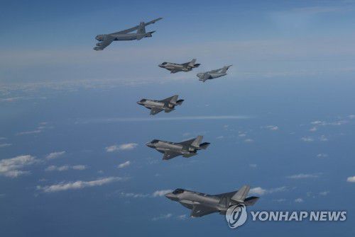미국 전략폭격기, 한미 연합공군훈련 전개(서울=연합뉴스) 20일 한미 연합공군훈련을 위해 한반도 인근에 전개한 미국 전략폭격기 B-52H, C-17과 한국 공군의 F-35A가 비행하고 있다. 2022.12.20 [국방부 제공. 재판매 및 DB 금지] photo@yna.co.kr