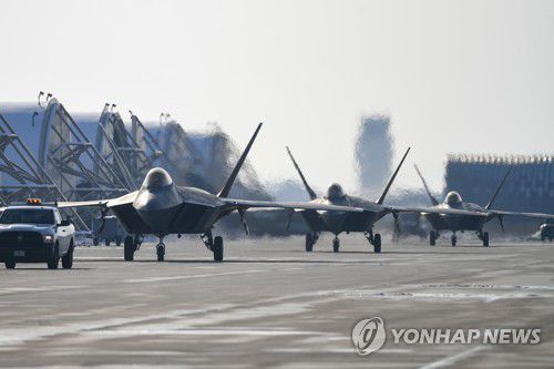 지상활주 하는 미국 F-22 전투기(서울=연합뉴스) 20일 한미 연합공군훈련을 위해 한반도 인근에 전개한 미국 F-22 전투기가 군산기지에 착륙하여 지상활주하고 있다. 2022.12.20 [국방부 제공. 재판매 및 DB 금지] photo@yna.co.kr