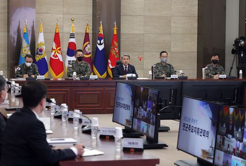 국방부, 전군지휘관회의 개최…이종섭 '임전필승 현장즉응태세' 강조   (서울=연합뉴스) 이종섭 국방부장관이 21일 오전 국방부 청사에서 각 군·기관으로부터 주요직위자들이 참석한 가운데 2022년 후반기 전군주요지휘관회의를 주관하고, '임전필승의 현장즉응태세' 완비를 강조하며 모두발언을 하고 있다. [국방부 제공. 재판매 및 DB 금지]