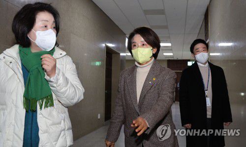 운영위원장실 향하는 이은주 원내대표(서울=연합뉴스) 하사헌 기자 = 정의당 이은주 원내대표(왼쪽 두번째)가 21일 오전 국민의힘 주호영 원내대표와 면담하기 위해 국회 운영위원장실로 향하고 있다. 왼쪽은 심상정 의원. 2022.12.21 toadboy@yna.co.kr