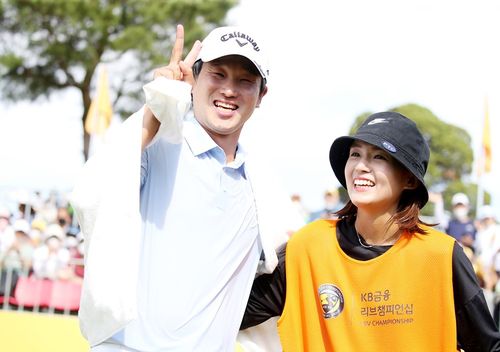 KB금융 리브 챔피언십에서 우승하고 기뻐하는 양지호와 아내 김유정 씨.[KPGA 제공. 재판매 및 DB 금지]