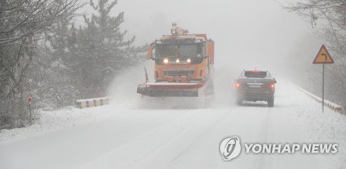 제주 산간 폭설에 분주한 제설차(제주=연합뉴스) 박지호 기자 = 제주도 산간에 대설경보가 내려진 22일 오전 제주시 산록도로에서 제설차량이 눈을 치우고 있다. 2022.12.22 jihopark@yna.co.kr