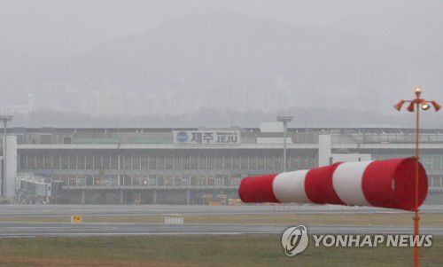 강풍에 제주공항 출도착편 대부분 결항(제주=연합뉴스) 박지호 기자 = 제주공항에 급변풍과 강풍특보가 발효된 22일 오후 공항 활주로에 눈보라가 치고 있다.     이날 오후 대부분의 항공편은 결항했다. 2022.12.22 jihopark@yna.co.kr