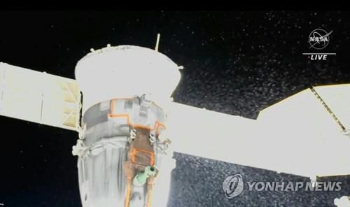 소유스 MS-22 냉각관 구멍에서 뿜어져 나오는 냉각수 [NASA 제공/ AFP 연합뉴스]