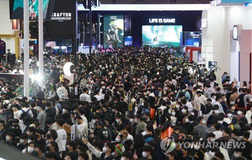 뜨거운 게임 열기(부산=연합뉴스) 손형주 기자 = 20일 오후 부산 해운대구 벡스코에서 열린 국제게임전시회 지스타 2022가 관람객들로 붐비고 있다. 2022.11.20 handbrother@yna.co.kr