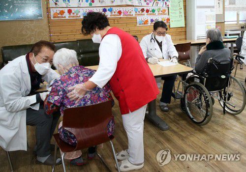 의사 가운 입은 홍태용 김해시장(김해=연합뉴스) 신경과 의사 출신인 홍태용 경남 김해시장(오른쪽 흰색 가운)이 크리스마스 이브인 지난 24일 김해시 한 요양원에서 어르신을 대상으로 하는 코로나19 동계 추가접종 예진을 하고 있다. 2022.12.25 [김해시 제공. 재판매 및 DB 금지] seaman@yna.co.kr