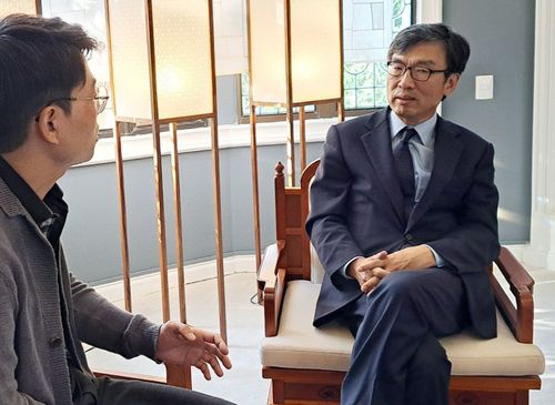 연합뉴스와 인터뷰하는 서정인 주멕시코 한국대사[멕시코시티=연합뉴스. 주멕시코 한국대사관 제공]