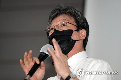 유승민 "무능한 정치를 바꾸려면"(대구=연합뉴스) 김현태 기자 = 유승민 전 의원이 29일 오전 대구 북구 경북대학교에서 '무능한 정치를 바꾸려면'이라는 주제로 특강을 하고 있다. 2022.9.29 mtkht@yna.co.kr