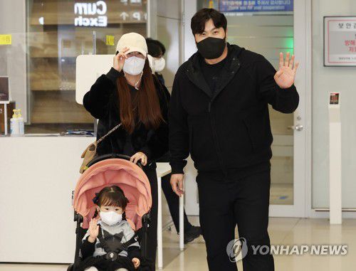 류현진 귀국(영종도=연합뉴스) 신준희 기자 = '코리안 몬스터' 류현진이 22일 오후 가족들과 함께 영종도 인천국제공항을 통해 귀국하고 있다. 2022.11.22 hama@yna.co.kr