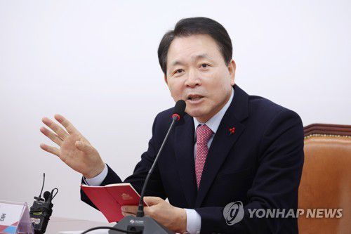 안전운임제 관련 입장 발표하는 성일종(서울=연합뉴스) 이정훈 기자 = 국민의힘 성일종 정책위의장이 26일 오전 국회에서 안전운임제 관련 입장을 발표하고 있다. 2022.12.26 uwg806@yna.co.kr