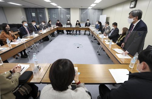 일본 국립사회보장·인구문제연구소(도쿄=연합뉴스) 이기일 보건복지부 제1차관과 일본 후생노동성 산하 국립사회보장·인구문제연구소 다나베 쿠니아키 소장 등이 지난 19일 일본 도쿄에서 간담회를 하고 있다. 2022.12.27. [보건복지부 제공]