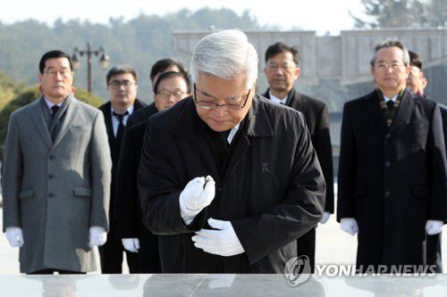 5·18묘지 참배하는 송선태 진상규명조사위원장(광주=연합뉴스) 정회성 기자 = 5·18진상규명조사위원회 송선태 위원장이 3일 광주 북구 운정동 국립5·18민주묘지 참배단에서 분향하고 있다. 2020.1.3 hs@yna.co.kr