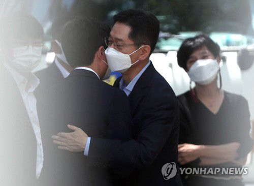 김경수 전 경남지사김경수 전 경남지사가 수감일인 2021년 7월26일 오후 경남 창원시 마산회원구 창원교도소에서 참모진과 인사를 나누고 있다. 오른쪽은 부인 김정순 씨. [연합뉴스 자료사진]