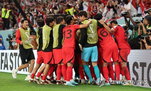 환호하는 대한민국 선수들(알라이얀=연합뉴스) 임헌정 기자 = 3일 오전(한국시간) 카타르 알라이얀의 에듀케이션 시티 스타디움에서 열린 2022 카타르 월드컵 조별리그 H조 3차전 대한민국과 포르투갈 경기. 황희찬이 역전골을 넣고 동료선수들과 환호하고 있다. 2022.12.3 kane@yna.co.kr