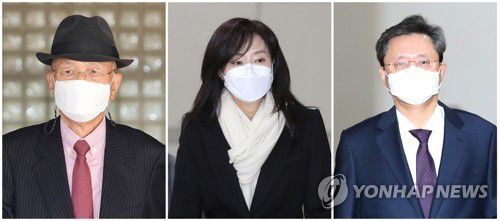 '박근혜 정부' 김기춘·조윤선·우병우 복권(서울=연합뉴스)  정부는 신년을 앞두고 1천373명에 대해 28일자로 특별사면을 단행한다고 27일 밝혔다. 윤석열 정부 출범 이후 8·15광복절 특사에 이은 두 번째 특사다.     박근혜 정부 인사로는 보수단체를 불법 지원한 이른바 '화이트리스트' 의혹에 연루된 김기춘 전 대통령 비서실장(사진 왼쪽), 조윤선 전 정무수석(사진 가운데), 국가정보원을 동원한 불법사찰 의혹에 연루된 우병우 전 민정수석이 복권된다. 2022.12.27 [연합뉴스 자료사진] photo@yna.co.kr