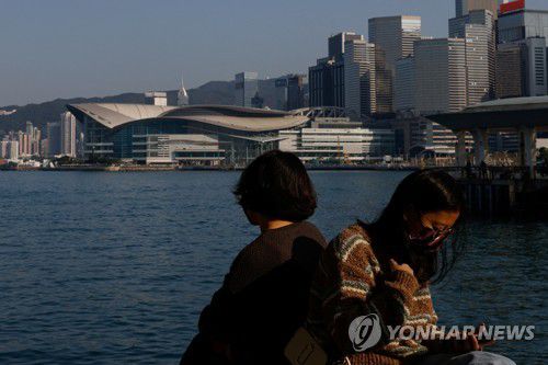 홍콩 전경(홍콩 로이터=연합뉴스) 28일 홍콩에서 마스크를 쓰고 외출한 시민들. 2022.12.28.