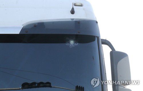 부산신항서 운행하던 화물차에 날아든 쇠구슬[연합뉴스 자료사진]