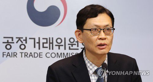 공정위, 전국건설노조 부산건설기계지부 제재(세종=연합뉴스) 김주형 기자 = 이태휘 공정거래위원회 부산지방사무소장이 28일 오전 세종시 정부세종청사에서 민주노총 전국건설노조 부산건설기계지부가 경쟁사업자단체 소속 사업자를 건설 현장에서 배제할 것을 건설사에 요구하고, 이를 관철하기 위해 레미콘 운송과 건설기계 운행 중단 등의 압력을 행사한 행위 제재와 관련해 브리핑하고 있다. 2022.12.28 kjhpress@yna.co.kr
