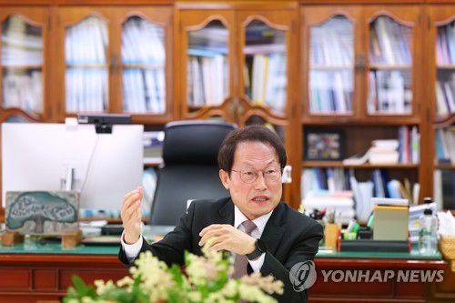 조희연 교육감, 연합뉴스와 인터뷰(서울=연합뉴스) 김도훈 기자 = 조희연 서울시 교육감이 서울시교육청에서 연합뉴스와 인터뷰를 하고 있다. 2022.12.29 superdoo82@yna.co.kr