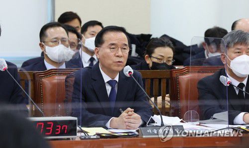 김광호 서울경찰청장, 의원질의에 답변(서울=연합뉴스) 백승렬 기자 = 김광호 서울경찰청장이 29일 국회에서 열린 이태원참사진상규명과재발방지를위한국정조사특별위원회 서울시, 대검, 용산구청 등 기관보고에서 의원질의에 답변하고 있다. 2022.12.29 srbaek@yna.co.kr