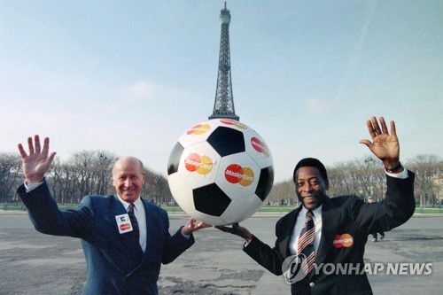 브라질 체육부 장관 시절 펠레(오른쪽)가 영국 축구전설 보비 찰턴 경과 프랑스 파리 에펠탑 앞에서 포즈를 취한 모습. [AFP=연합뉴스]