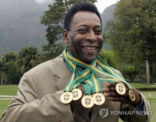 6개의 브라질 1부리그 우승 메달을 목에 걸고 들어보이던 펠레의 모습. [AFP=연합뉴스]
