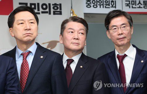 국민의힘 신년인사회 참석한 김기현, 안철수와 조경태(서울=연합뉴스) 하사헌 기자 = 국민의힘 당권주자인 김기현(왼쪽부터), 안철수, 조경태 의원이 1일 오전 서울 여의도 중앙당사에서 열린 2023 국민의힘 신년인사회에서 참석자 인사말을 듣고 있다. 2023.1.1 toadboy@yna.co.kr