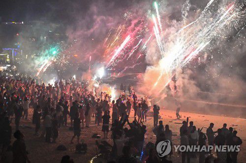 중국 새해맞이 폭죽(하이난 AFP=연합뉴스) 2022년 12월 31일 하이난성의 해변에서 시민들이 폭죽을 터뜨리며 새해를 맞이 하고 있다.