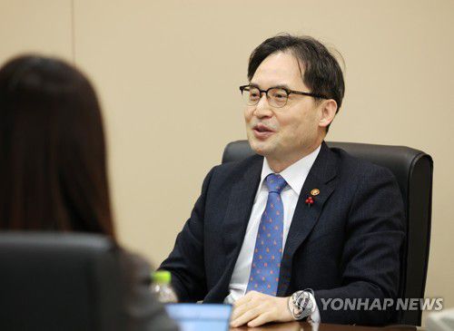 인터뷰하는 한기정 공정거래위원장(서울=연합뉴스) 최재구 기자 = 한기정 공정거래위원장이 서울 대한상의 내 공정거래조정원에서 연합뉴스와 인터뷰를 하고 있다.   2023.1.2 jjaeck9@yna.co.kr