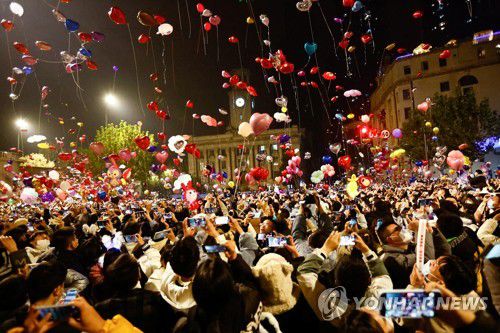 중국 새해맞이(우한 로이터=연합뉴스) 1일 새벽 중국 후베이성 우한의 새해맞이 인파