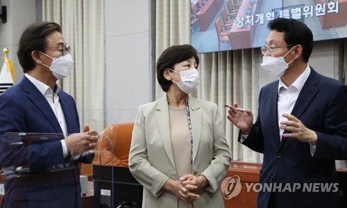 국회 정개특위 전체회의(서울=연합뉴스) 이정훈 기자 = 18일 오후 국회에서 열린 정치개혁특별위원회 전체회의에서 남인순 위원장(가운데)이 여야 간사인 국민의힘 김상훈 의원(오른쪽), 더불어민주당 전재수 의원과 대화하고 있다. 2022.8.18 [국회사진기자단] uwg806@yna.co.kr