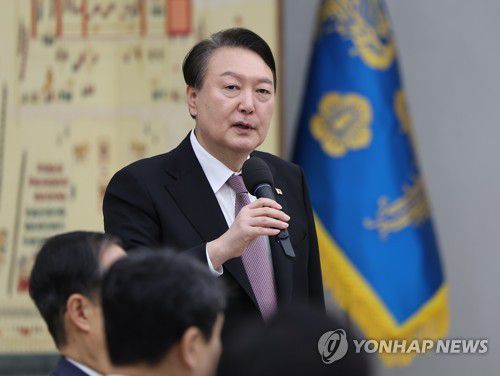 국무위원들과 떡국 조찬하며 덕담 나누는 윤 대통령(서울=연합뉴스) 임헌정 기자 = 윤석열 대통령이 새해 첫날인 1일 서울 용산 대통령실 청사에서 국무위원들과 떡국으로 조찬을 함께 한 자리에서 발언하고 있다. 2023.1.1 [대통령실 제공. 재판매 및 DB 금지] kane@yna.co.kr